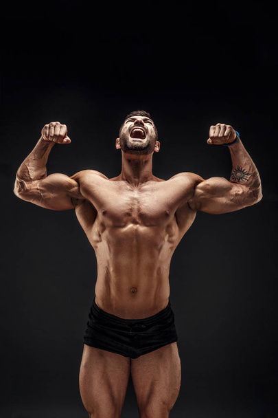 Muscular man screaming - Zdjęcie, obraz
