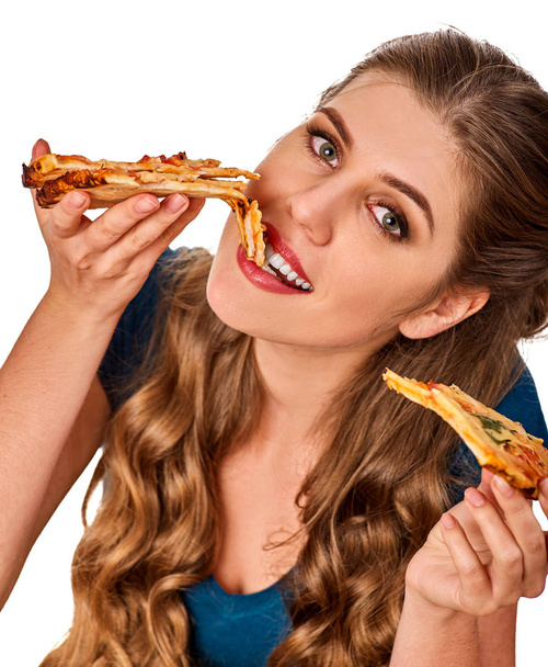 Mulher a comer pizza. Estudante consome fast food na mesa
. - Foto, Imagem