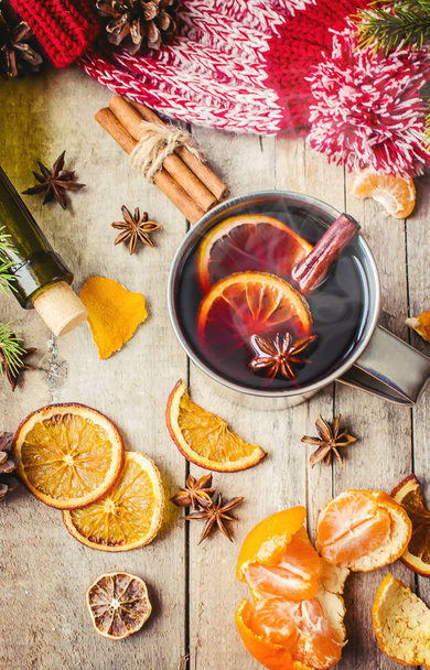 Mulled wine. With spices. Selective focus. - Fotoğraf, Görsel