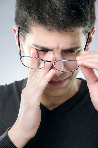 Человек с проблемами со зрением
 - Фото, изображение