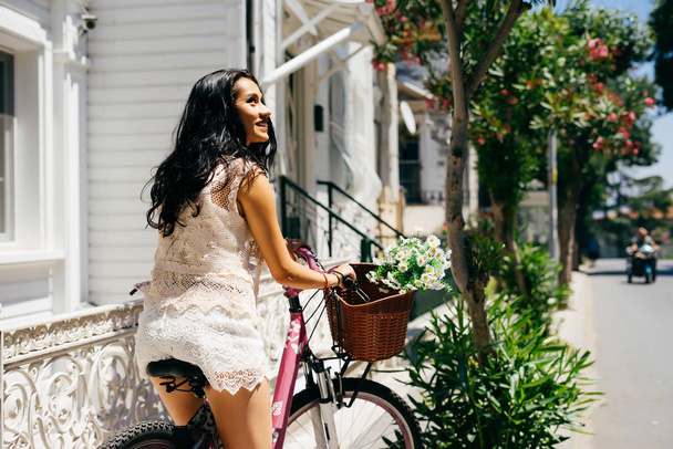 Pembe bisiklet, kopya alanı Bisiklete binme kadınla sıcak tropikal yaz arka plan - Fotoğraf, Görsel