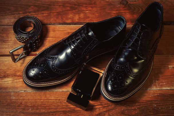 Accesorios masculinos. Zapatos con perfume y cinturón
 - Foto, Imagen