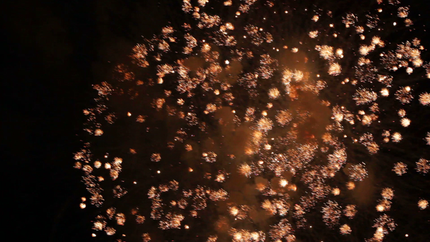 látványos tűzijáték gyullad az ég. - Felvétel, videó