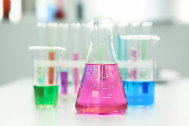 Χημική βιομηχανία λάμπα με μπλε ματζέντα ροζ υγρό - Φωτογραφία, εικόνα