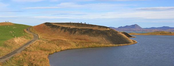 Skutustadagigar, wulkanicznych pseudocraters w Jezioro Myvatn, Islandia. - Zdjęcie, obraz