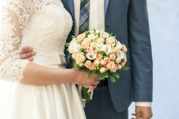 Наречений і наречений з квітами
 - Фото, зображення