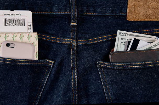 Dinero, Smart, tarjeta de débito y tarjeta de crédito están en el bolsillo de azul jean
. - Foto, imagen