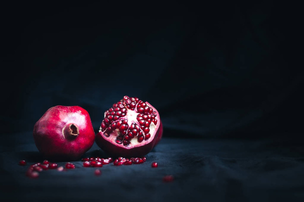 Čerstvé granátového jablka na černém pozadí - Fotografie, Obrázek