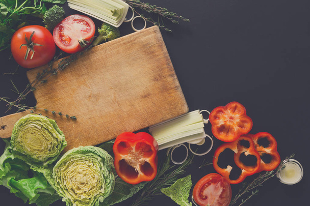 Cadre de légumes frais sur fond en bois avec espace de copie
 - Photo, image