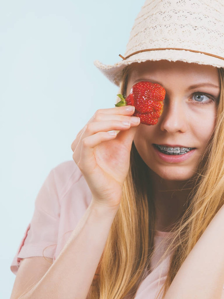 Happy woman holding strawberries - Foto, Bild