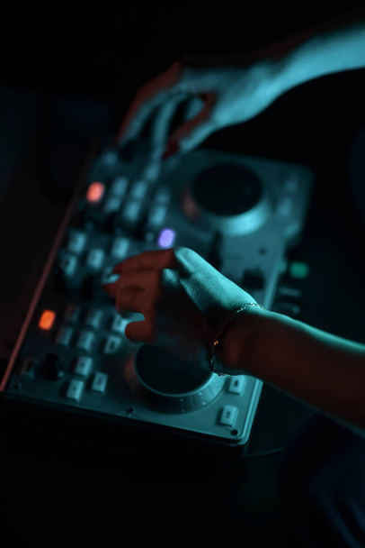 DJ mikser dyskoteka oświetlone przez reflektory - Zdjęcie, obraz