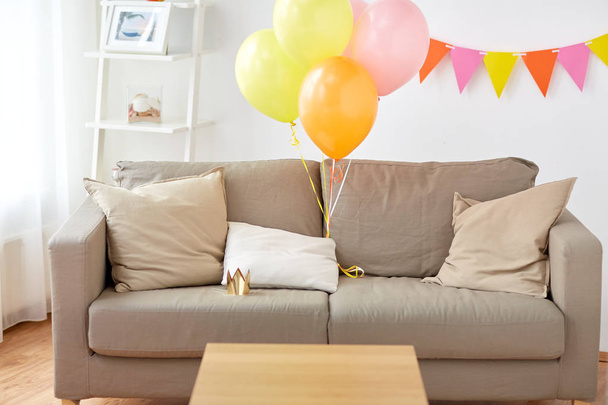 sofa at home room decorated for birthday party - Фото, изображение