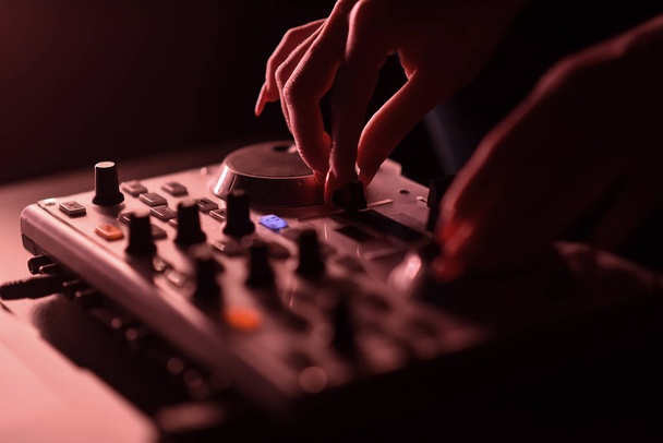 DJ mixer ντίσκο φωτίζεται με προβολείς - Φωτογραφία, εικόνα