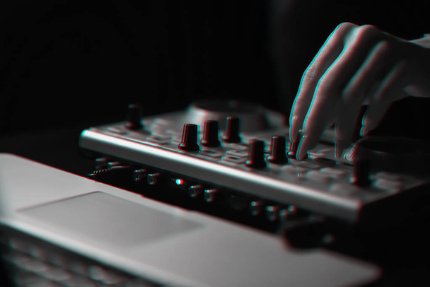 DJ мікшер диско підсвічується прожекторами
 - Фото, зображення
