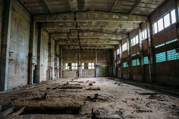 Verlassenes Industrielager auf zerstörter Ziegelfabrik, gruseliges Interieur, Perspektive - Foto, Bild