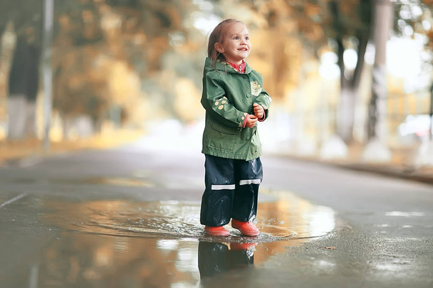 little girl in rainy park  - 写真・画像