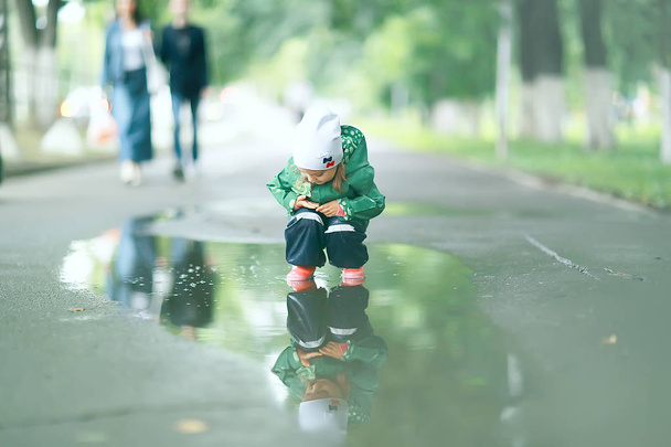 little girl in puddle   - 写真・画像
