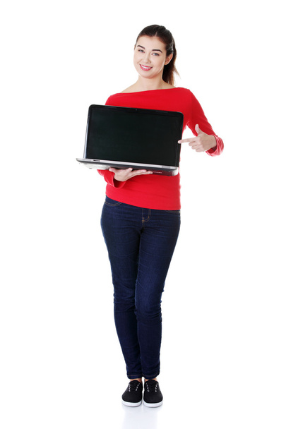 mladá žena hospodářství laptop - Fotografie, Obrázek