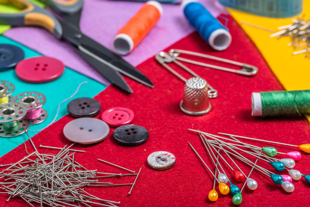 Sewing kit, thread, scissors, felt and pins - Foto, immagini