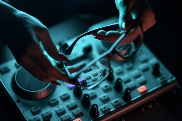 Mezclador DJ disco iluminado por reflectores
 - Foto, imagen
