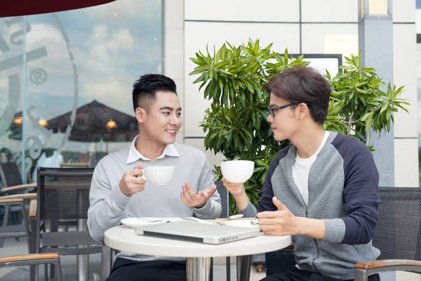 Twee zakenlieden zitten in Cafe  - Foto, afbeelding