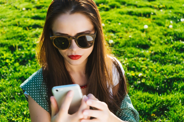 Femme faisant selfie à l'extérieur, copyspace sur une herbe
 - Photo, image