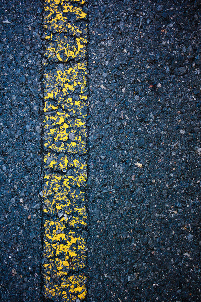 Asfalt doku yol sarı eski işaretleme çizgi. Açık. - Fotoğraf, Görsel