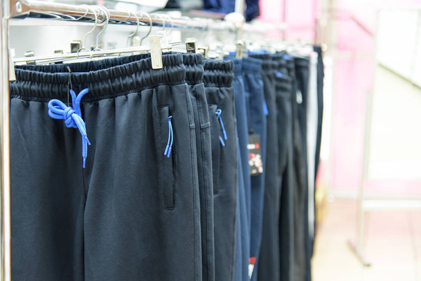 Sport broeken op hanger - Foto, afbeelding