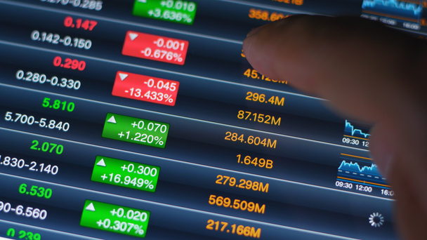 Фондовый рынок с финансовыми данными на планшетном компьютере
 - Фото, изображение
