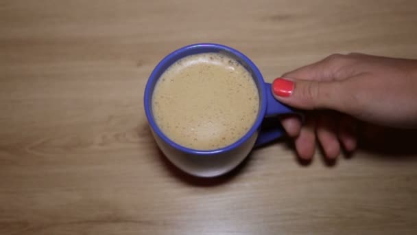 Fresh cappuccino with foam in a blue cup - Filmati, video