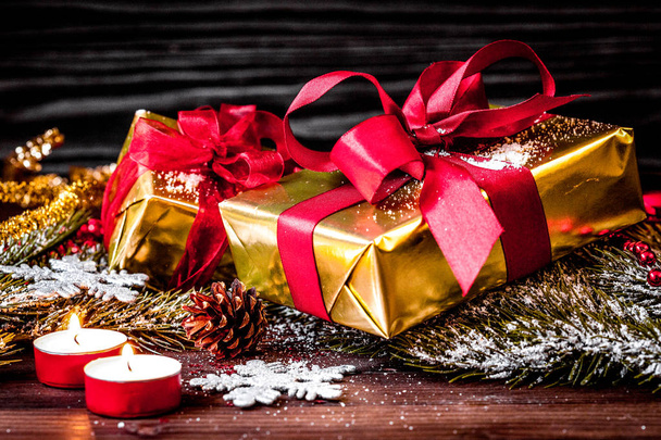 gifts boxes with fir branches on wooden background close up - Φωτογραφία, εικόνα