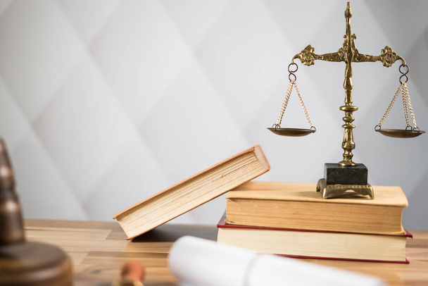 Simboli di diritto e giustizia - immagine del concetto di diritto legale
.  - Foto, immagini