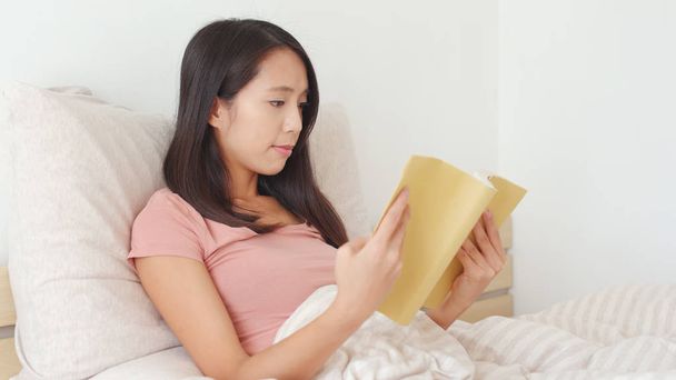 jeune femme lecture sur lit
  - Photo, image