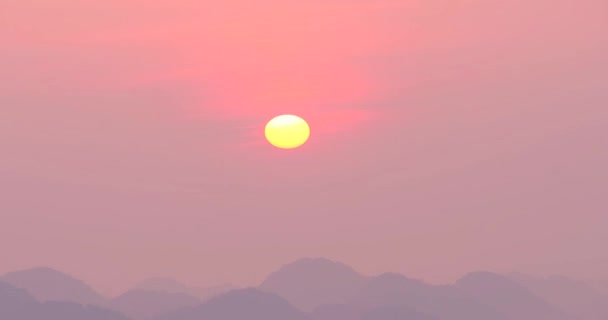 4k Zeitraffer. schöne Landschaft bei Sonnenaufgang, Sonne bewegt sich langsam um.in bac son, lang son Provinz, Vietnam. - Filmmaterial, Video