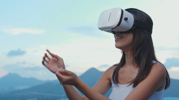 Жінка дивиться на пристрій VR
  - Фото, зображення