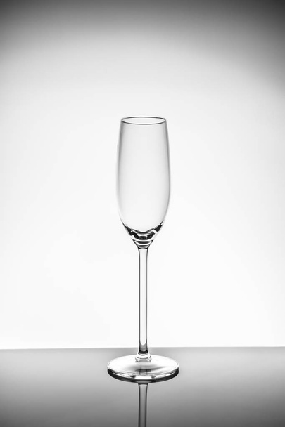 Champagne glas tegen de lichte achtergrond - Foto, afbeelding