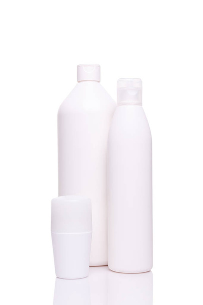 Variedade de frascos de cuidados com a pele ou cabelos brancos isolados em branco
 - Foto, Imagem
