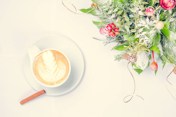 Чашка кофе или чай с латте искусства и рождественского декора. Ле
 - Фото, изображение