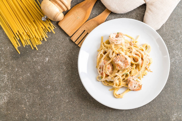 fettuccini pasta with shrimp - Foto, afbeelding