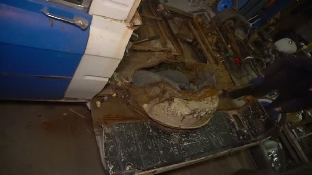 Rusty parts of body car are broken with a hammer - Imágenes, Vídeo