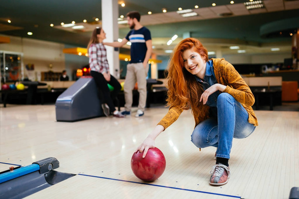 Competitve people enjoying bowling - Zdjęcie, obraz