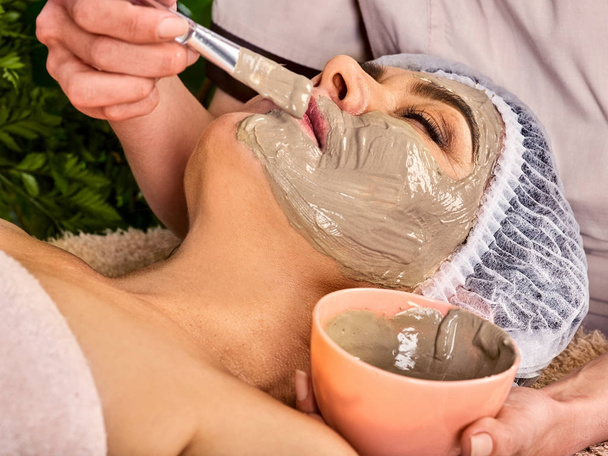 Masque facial collagène traitement de la peau. Femme âgée 50-60 ans
. - Photo, image
