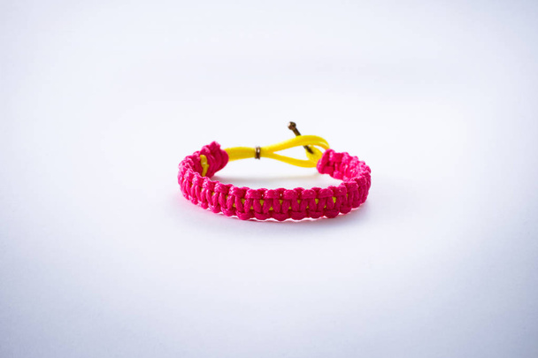 Розовый браслет с желтым
 - Фото, изображение