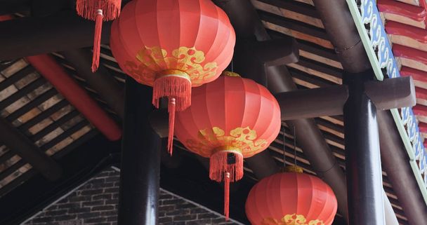 Linternas chinas colgando al aire libre
  - Foto, imagen