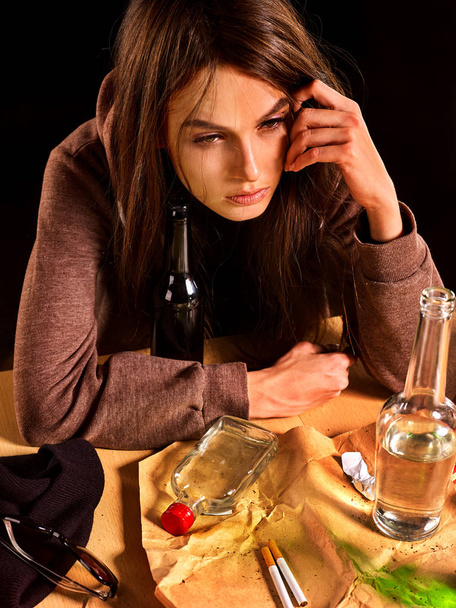 Žena alkoholismus je společenským problémem. Žena pití způsobit špatné zdraví. - Fotografie, Obrázek