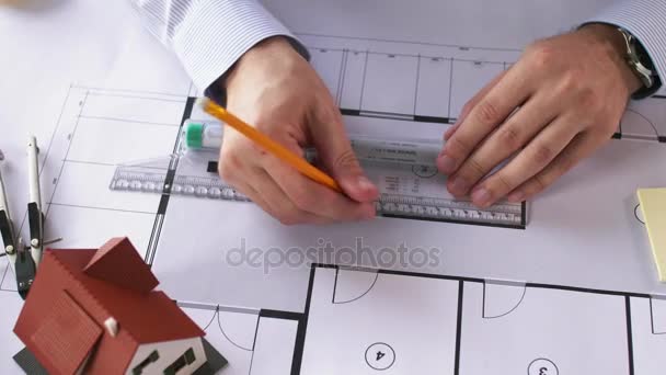 architekt rukou s pravítkem měření blueprint - Záběry, video
