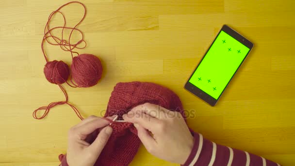 緑色の画面。ウールを編む女性の手 - 映像、動画