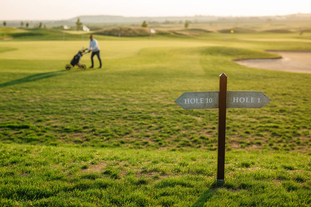 Znakowanie otwory na polu golfowym - Zdjęcie, obraz
