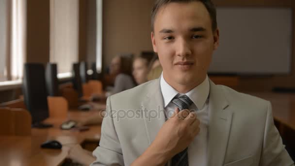 Portrait of a young man in a suit and tie smiling. - Filmmaterial, Video