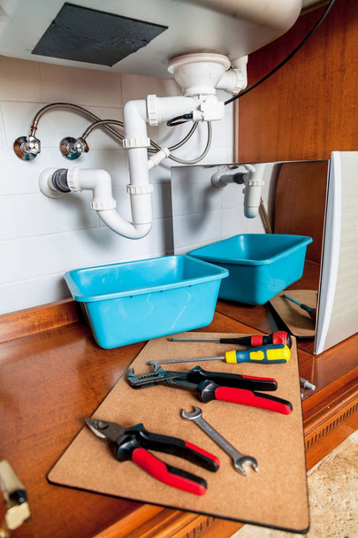 set of tools for repair of kitchen sink - Foto, imagen